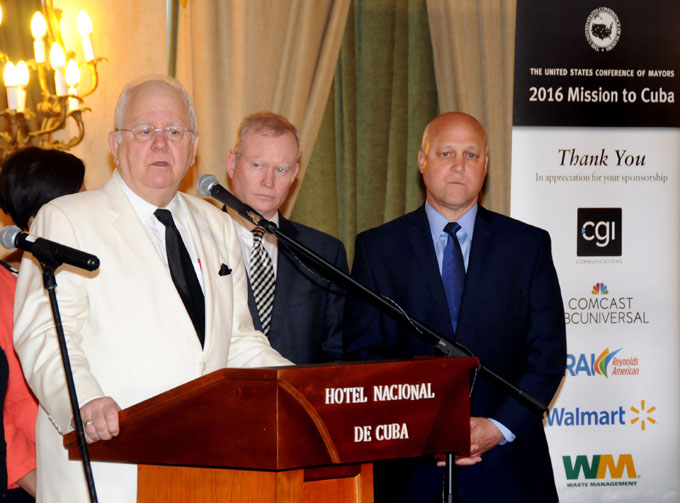 De izquierda a derecha, Tom Cochran, Director ejecutivo de la Conferencia de Alcaldes de Estados Unidos; Mick Cornett, alcalde de Oklahoma y vicepresidente de la Conferencia de Alcaldes; y Mitchell Landrieu, alcalde de New Orleáns y segundo vicepresidente de la Conferencia de Alcaldes, en el encuentro con la prensa, en el Hotel Nacional de Cuba, en La Habana