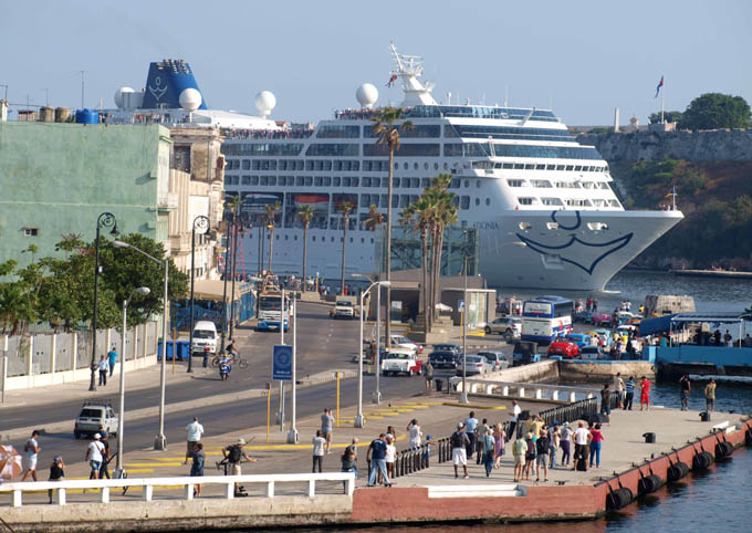 CUBA-LLEGA AL PUERTO DE LA HABANA CRUCERO ADONIA QUE REABRE RUTA EE.UU-CUBA