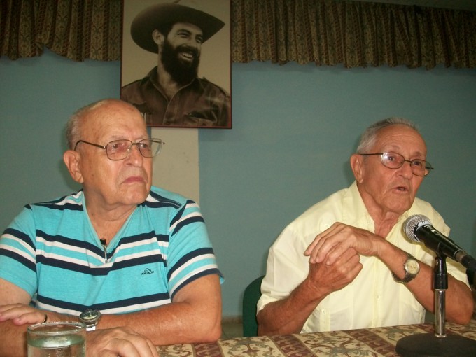 Ramiro Sánchez y Ernesto González compartieron sus vivencias con estudiantes de la escuela militar de Manzanillo