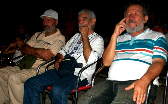 Alex Pausides junto a Juan Guevara y Manuel Olivera, vicepresidentes de la UNEAC en Granma y Manzanillo, respectivamente.