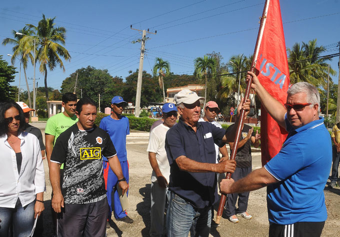 Manuel Vázquez, inversionista principal de la brigada, recibe la bandera de manos de Oscar Arturo Nuevo Reyes / Foto Luis Carlos Palacios Leyva
