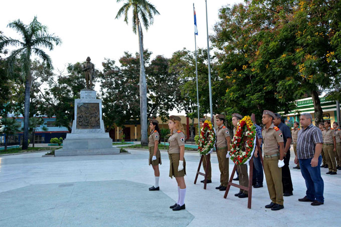 CUBA-GRANMA RINDEN HOMENAJE A CESPEDES Y FIGUEREDO EN EL DIA DE LOS PADRES