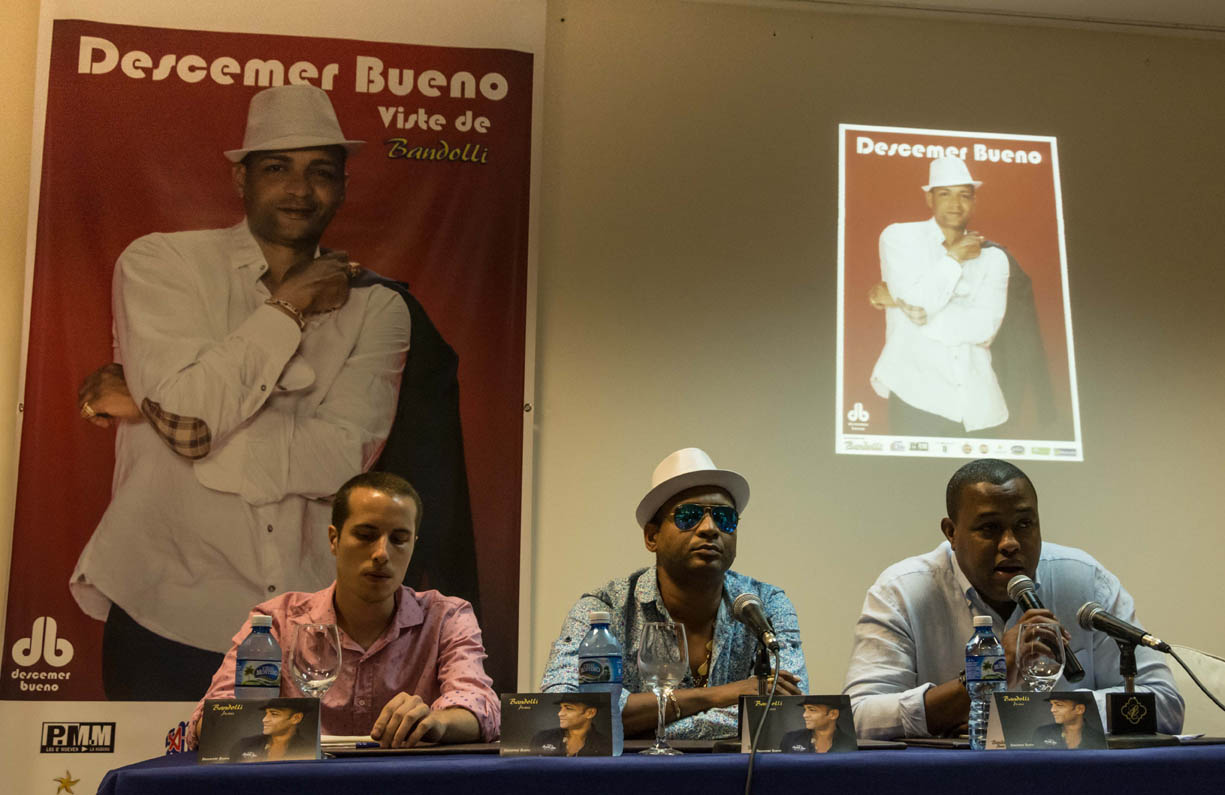 El cantante y compositor cubano Descemer Bueno (C), durante la conferencia de prensa ofrecida sobre su gira por el territorio nacional del 15 al 30 de junio, en el hotel Parque Central, en La Habana, el 9 de junio de 2016