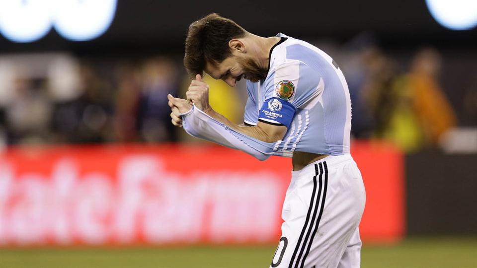 Messi falla un penal