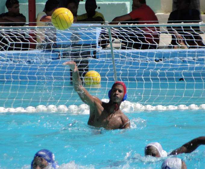 El polo acuático intentará confirmarse como uno de los deportes en Granma con mejores resultados en todas las categorías / Foto Rafael Martínez Arias