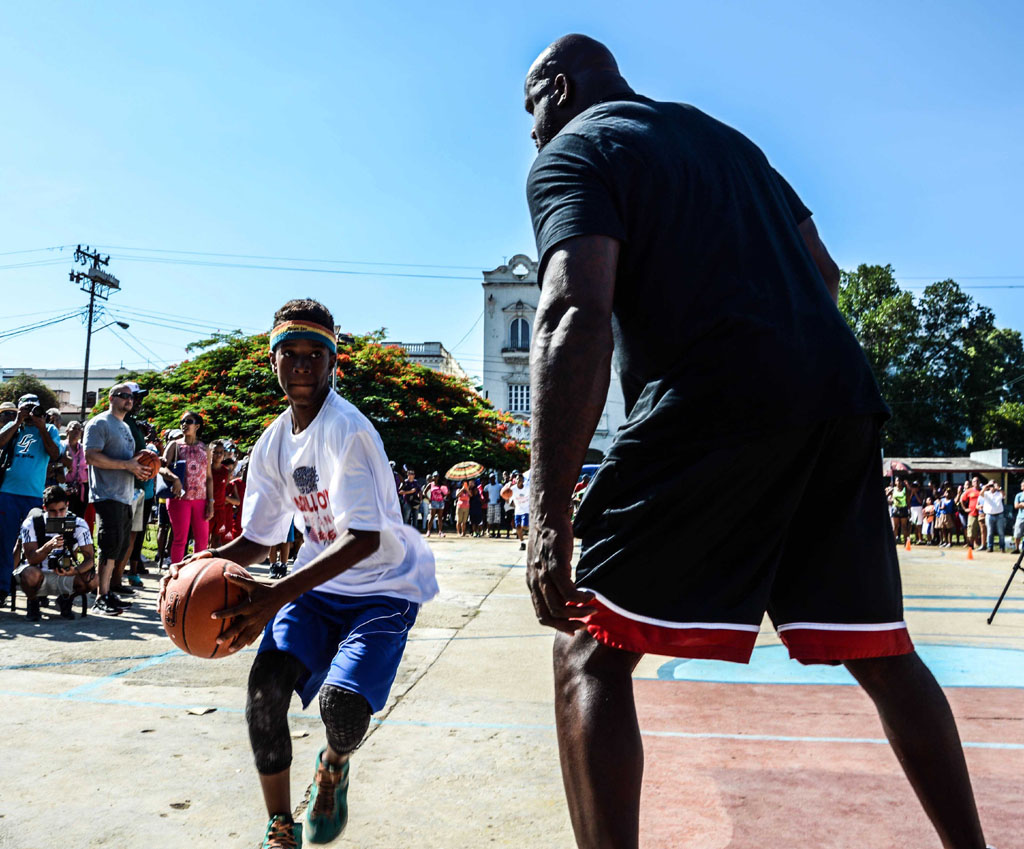 LA HABANA-COMPARTE EXPERIENCIAS SHAQUILLE O'NEAL CON NIÑOS CUBANOS