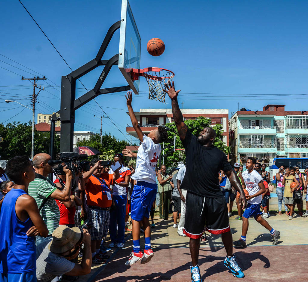 LA HABANA-COMPARTE EXPERIENCIAS SHAQUILLE O'NEAL CON NIÑOS CUBANOS