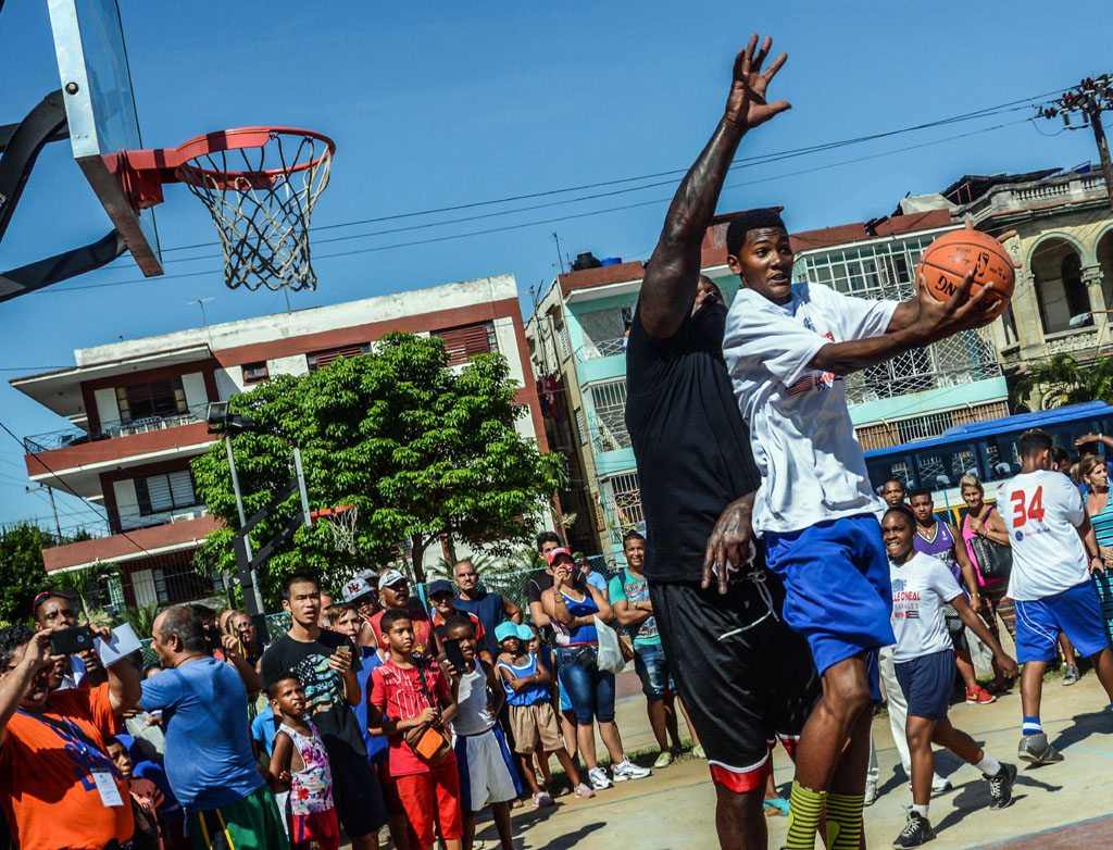 LA HABANA-COMPARTE EXPERIENCIAS SHAQUILLE O'NEAL CON NIÑOS CUBANOS