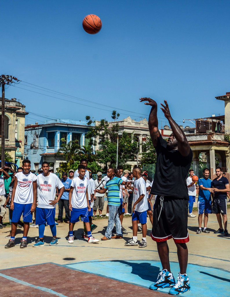 LA HABANA-COMPARTE EXPERIENCIAS SHAQUILLE O'NEAL CON NIÑOS CUBANOS