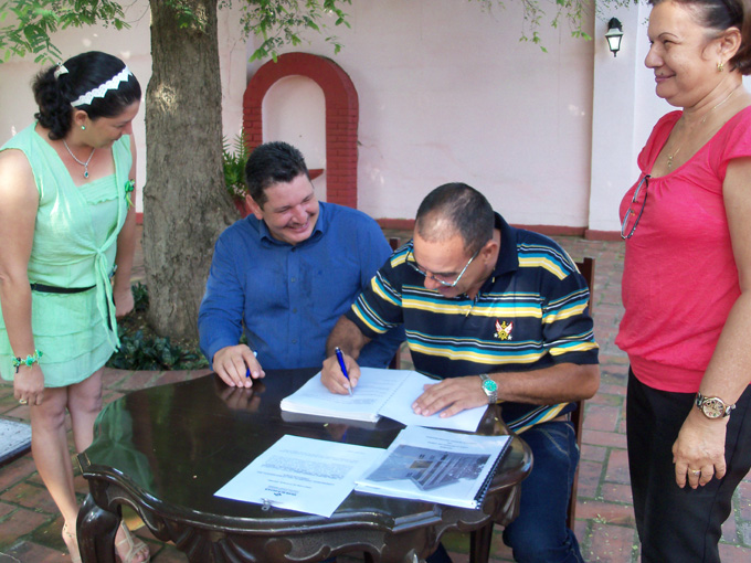 Ramón Hernández Ávalo, a la derecha, firma el acta de asunción de cargoFOTO/Orlando Fombellida Claro