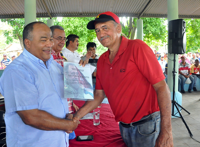 El Primer Secrtetario del Partido Comunista de Cuba en Granma, entrega un certificado de reconocimiento a un trabajador participante en el montaje de un sistema de FOTO/Rafael Martínez Arias