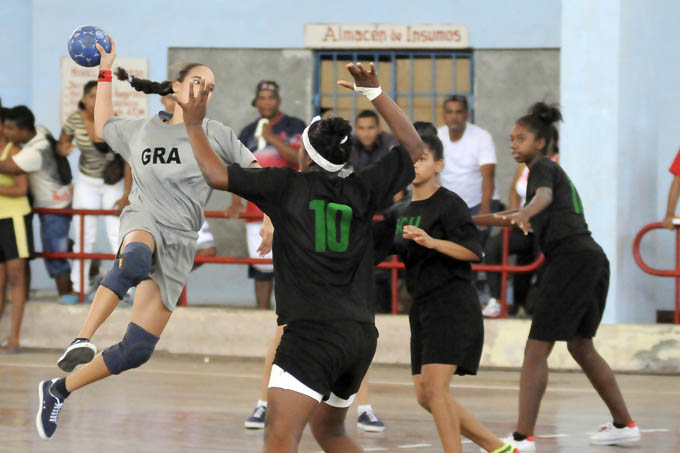 El balonmano, junto al levantamiento de pesas, taekwondo, polo acuático, gimnasia artística y rítmica, softbol y esgrima, debe aportar a las pretensiones de la delegación granmense de ascender al cuarto lugar de la ubicación final por provincias / Foto Luis Carlos Palacios Leyva