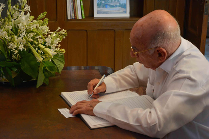 CUBA-LA HABANA-ABREN LIBRO DE CONDOLENCIAS POR VICTIMAS DEL ATENTADO  EN NISA, FRANCIA