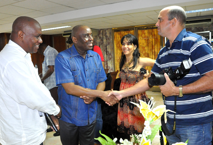 Visita a Granma Embajador de Sudáfrica en Cuba Visita a Granma Embajador de Sudáfrica en Cuba