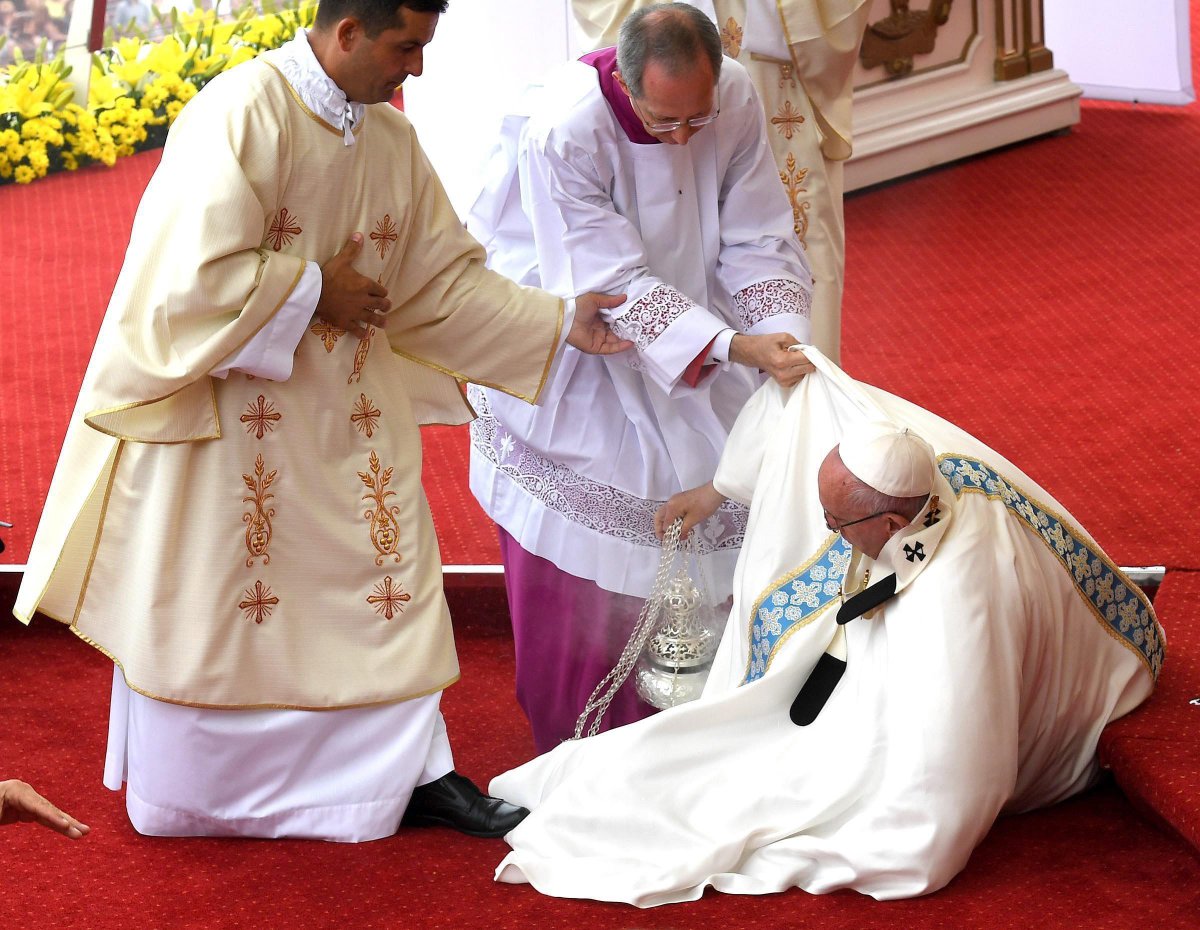 El Papa Francisco tropieza durante una misa en Polonia (+ video) El Papa Francisco tropieza durante una misa en Polonia (+ video)