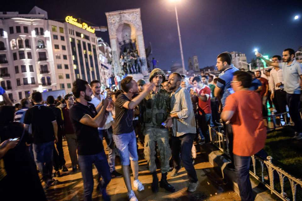 La población frena en la calle el golpe de Estado en Turquía La población frena en la calle el golpe de Estado en Turquía