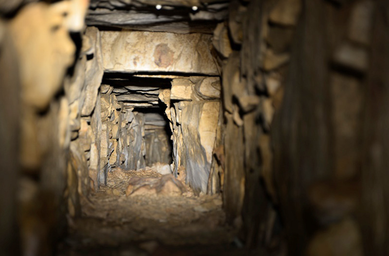 Uno de los canales de agua descubiertos bajo el Templo de las Inscripciones, México 1