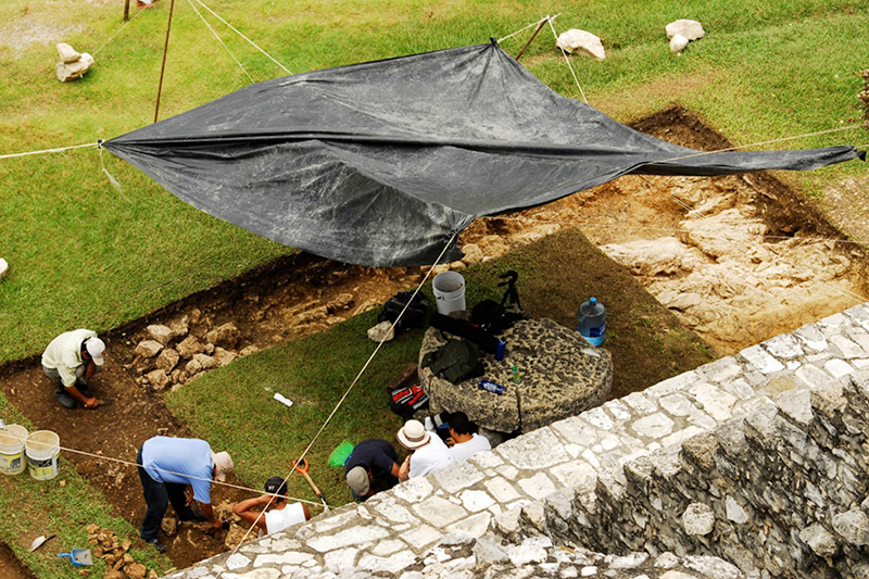 Uno de los canales de agua descubiertos bajo el Templo de las Inscripciones, México 2