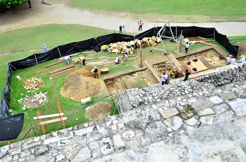 Uno de los canales de agua descubiertos bajo el Templo de las Inscripciones, México 3