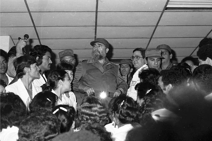 Fidel intercambia con estudiantes de la Facultad de Ciencias Médicas Celia Sánchez Manduley.Foto: Lios Carlos Palacios Leyva.