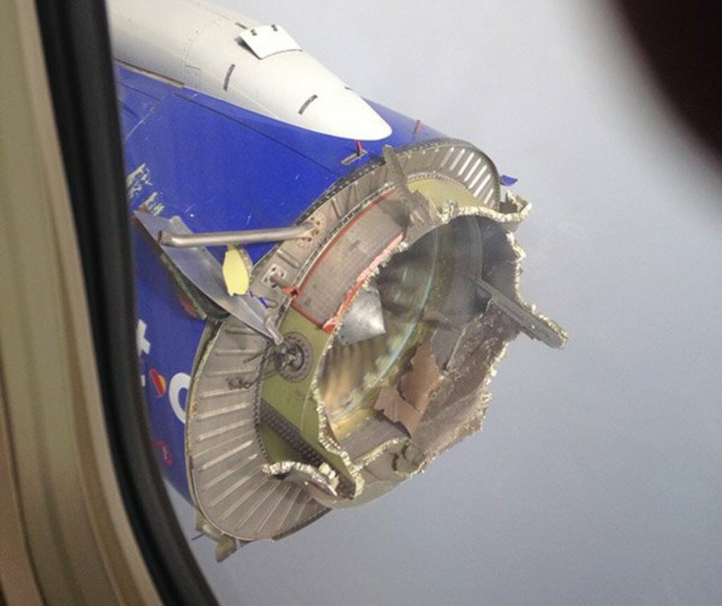 Un Boeing pierde parte del motor tras una explosión en pleno vuelo Un Boeing pierde parte del motor tras una explosión en pleno vuelo