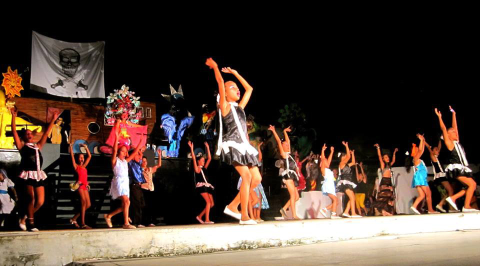 Niños manzanilleros se divierten en su carnaval Niños manzanilleros se divierten en su carnaval