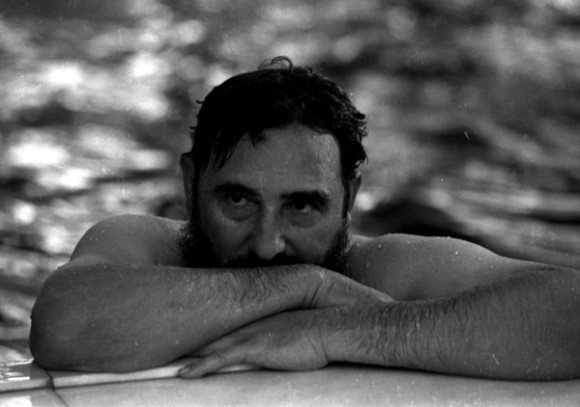 Fidel en una piscina durante su visita a Rumanía en 1972 (tenía 46 años). Foto: Prensa Latina.
