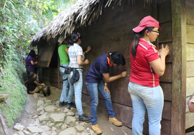 Estudiantes mexicanos, laboran en la conservación de la Comandancia de La Plata. 