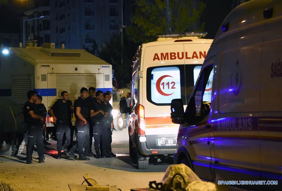 Explosión de coche bomba deja al menos dos muertos y 100 heridos en Turquía Explosión de coche bomba deja al menos dos muertos y 100 heridos en Turquía