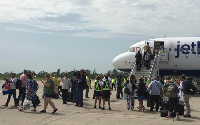 JetBlue aterriza en Santa Clara y deja inaugurado vuelos regulares entre Cuba y EE.UU. JetBlue aterriza en Santa Clara y deja inaugurado vuelos regulares entre Cuba y EE.UU.
