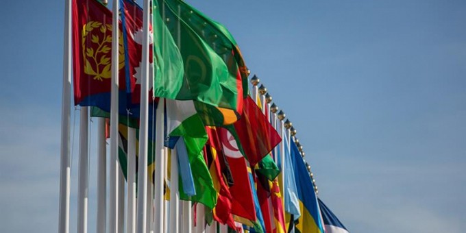Banderas-de-los-países-que-participan-en-la-XVII-cumbre-del-Movimiento-de-países-No-Alineados