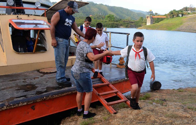 Cuban students: Crossing the lake to get to school