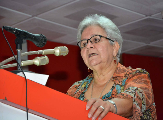 Gladys María Bejerano Portela, miembro del Comité Central del Partido Comunista de Cuba, vicepresidenta del Consejo de Estado y Contralora General de la República, en un encuentro con dirigentes de la provincia de Granma, en la ciudad de Bayamo, Cuba, el 15 de septiembre de 2016. ACN FOTO / Armando Ernesto CONTRERAS TAMAYO