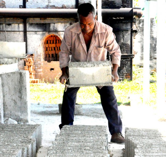 Fabricación de bloques, elemento de alta demanda FOTO/Rafael Martínez Arias