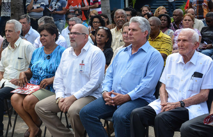 Miguel Díaz-Canel Bermúdez (CD), Primer Vicepresidente de los Consejos de Estado y de Ministros, José Ramón Fernández (D), Presidente del Comité Olímpico Cubano,  Olga Lidia Tapia Iglesias (I), miembro del Secretariado del Comité Central del Partido Comunista de Cuba (CC PCC), y Antonio Becali Garrido (CI), Presidente del Instituto Nacional de Deportes, Educación Física y Recreación (INDER), durante la ceremonia de inauguración del Centro de Investigación del Deporte Cubano (CIDC), en La Habana, el 21 de septiembre de 2016.            ACN FOTO/ Marcelino VÁZQUEZ HERNÁNDEZ/rrcc