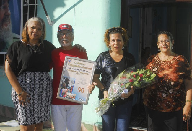 En el centro René Reyes Blásquez, director general y fundador de la Guerrilla de Teatreros y su hija Yamisleydis Reyes Beltrán/Foto Luis Carlos Palacios Leyva