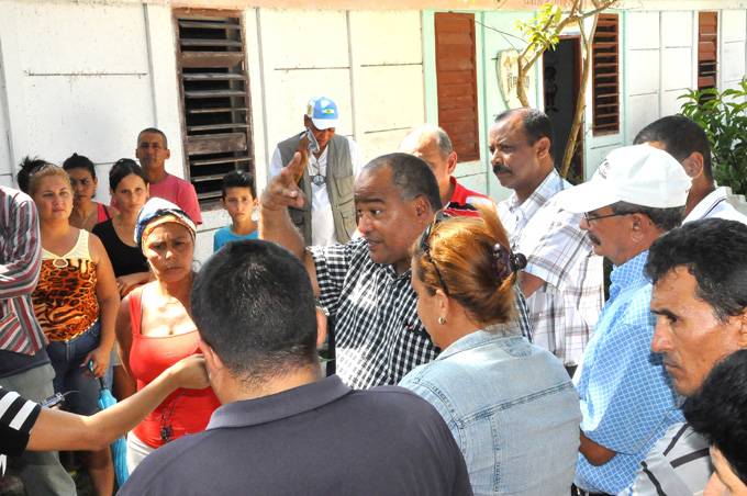 Recorre centros educacionales dirigente político de Granma Recorre centros educacionales dirigente político de Granma