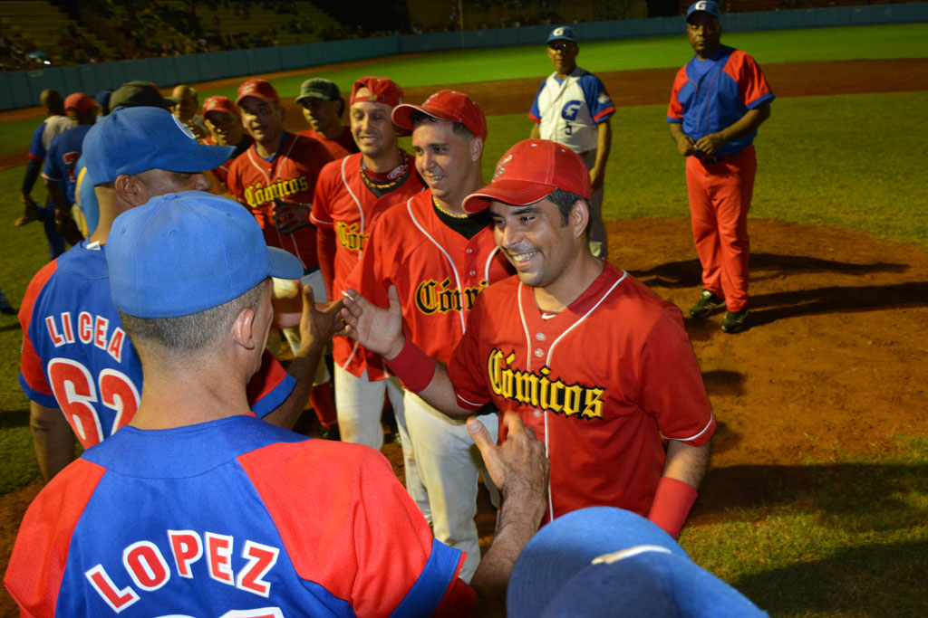 Cómicos vs Glorias del béisbol en Granma