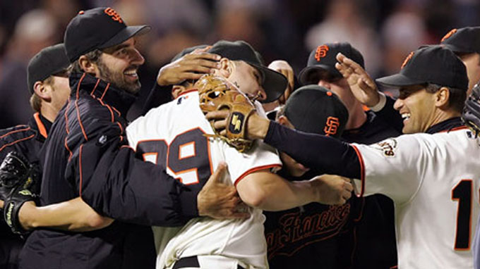 Gigantes vencen a Cachorros y siguen vivos en las Grandes Ligas Gigantes vencen a Cachorros y siguen vivos en las Grandes Ligas