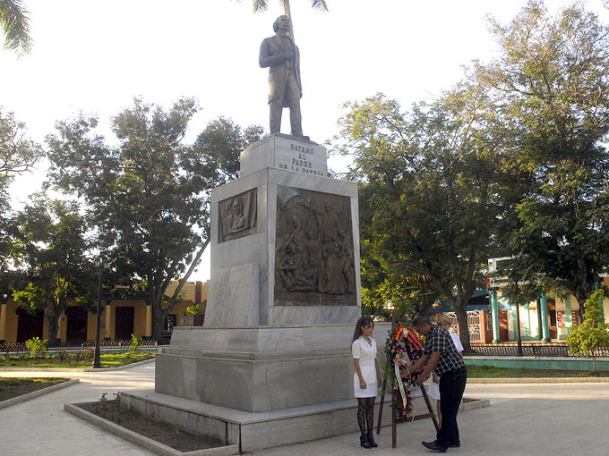 Samuel Calzada Deyundé, presidente de la Asamblea municipal del Poder Popular, rinde tributo al Padre de la Patria/ FOTO Luis Carlos Palacios