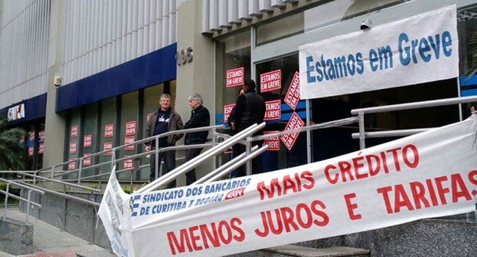 Trabajadores bancarios de Brasil completan un mes en huelga Trabajadores bancarios de Brasil completan un mes en huelga