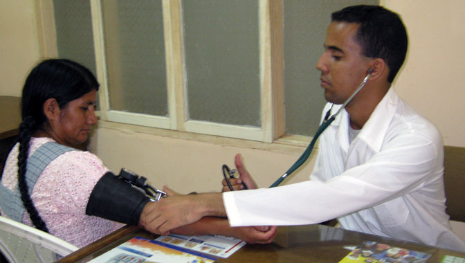 Bolivia es uno de los países de América Latina beneficiados por los servicios de los colaboradores cubanos.En la foto el Doctor Roberto Alvarez