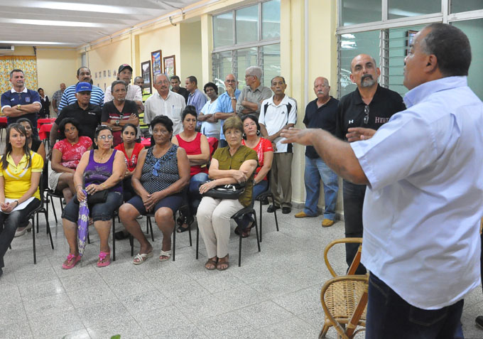 Federico Hernández Hernández dialoga con los protagonistas del festejo/Foto Rafael Martínez Arias