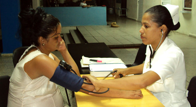 Yanet Vega Figueredo, evacuada en la Filial universitaria, recibe atención médica
