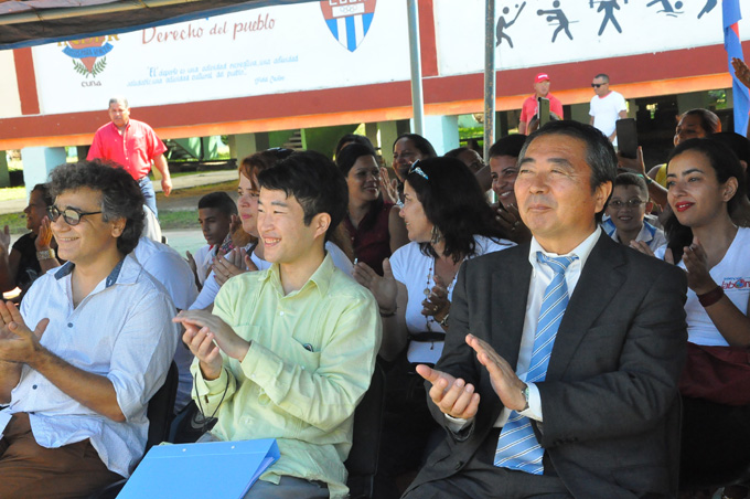 El diplomático japonés aplude las interpretaciones realizadas por niños y adultos con discapacidades FOTO/ Rafael Martínez Arias