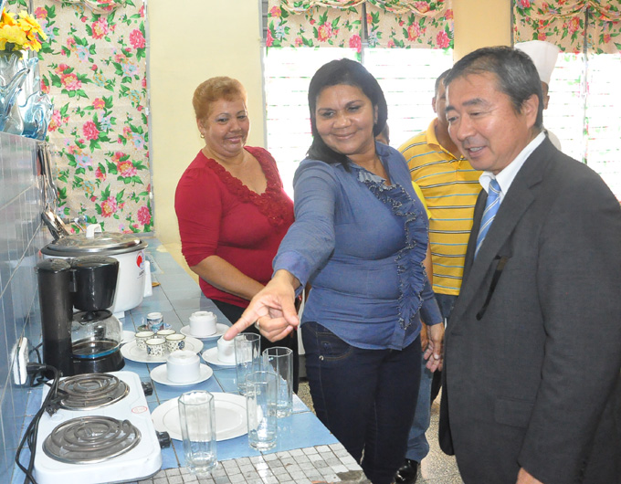 En el taller de Economía Doméstica de la escuela especial Ernesto Guevara, observa algunos de los equipos instalados mediante el proyecto por él inaugurado FOTO/ Rafael Martínez Arias
