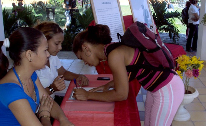 Estudiantes de varias carreras de la Universidad de Granma firmaron el Juramento