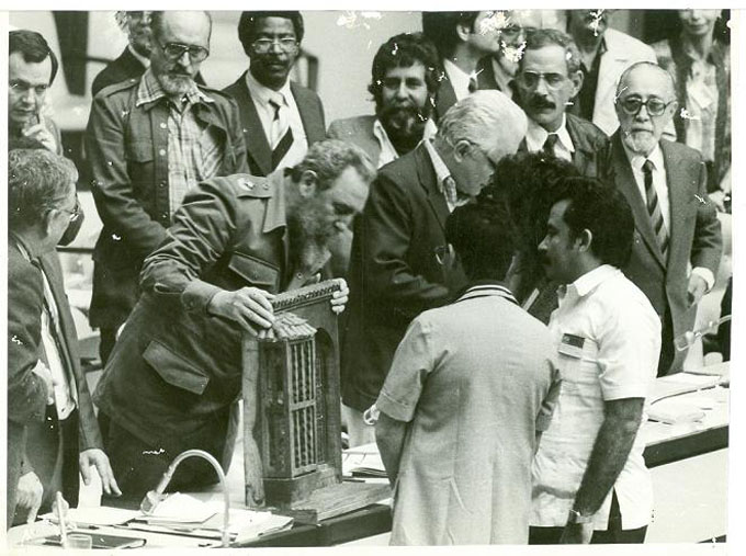 La abundante cabellera oscura de la poetisa puede divisarse a la derecha; ella habla con Fidel sobre la escultura