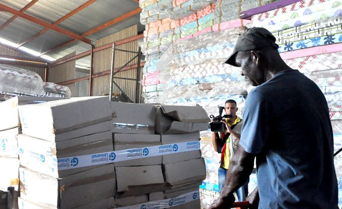 Restablecida cubierta de este almacén por constructores de Granma, se inició el acomodo de productos industriales FOTO/Rafael Martínez Arias