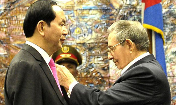 Condecora Raúl a mandatario vietnamita con Orden José Martí Condecora Raúl a mandatario vietnamita con Orden José Martí